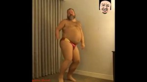 Мужчина танцует для друзей без комплексов