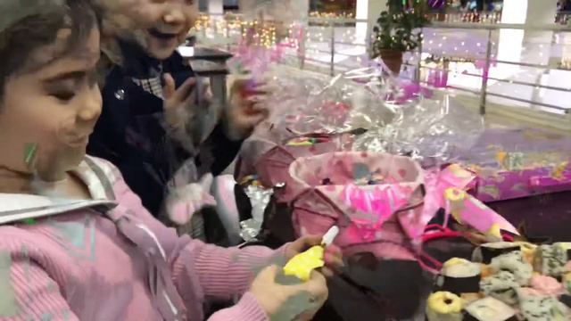 День рождения Арууке. Подарки, игрушки, сладости, кукла лол смотреть онлайн