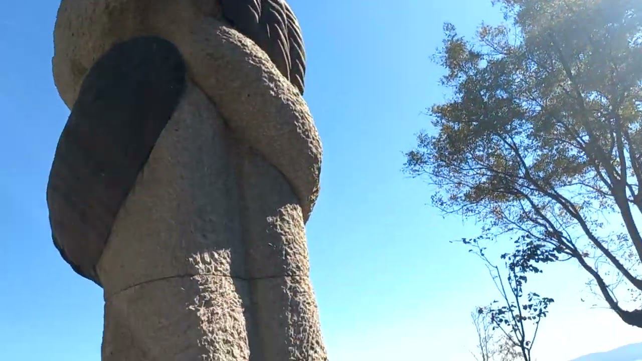 Памятник с библейскими цитатами в Бургасе