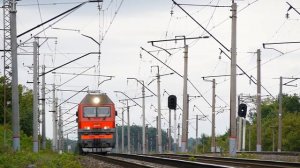 Грузовой поезд из вагонов-хопперов под электровозом 2ЭС6.