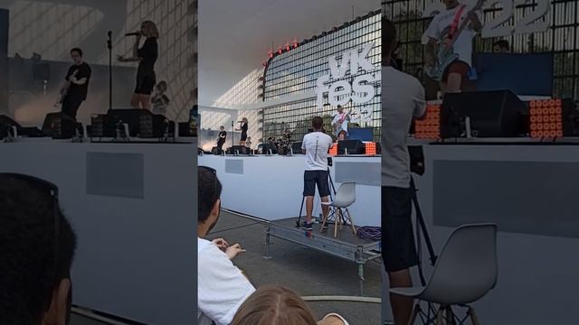 Mary Gu - Косички // вертикалка // (VK Fest Белая сцена) смотреть онлайн