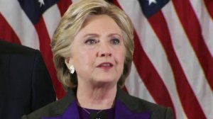 В своем поражении в битве за Белый дом Хиллари Клинтон обвинила главу ФБР