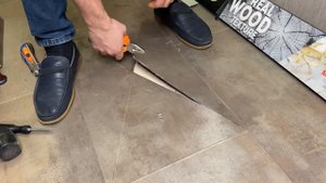 Замена доски винилового ламината в центре комнаты своими руками. Плитка ПВХ. Кварц-винил. Плитка LV