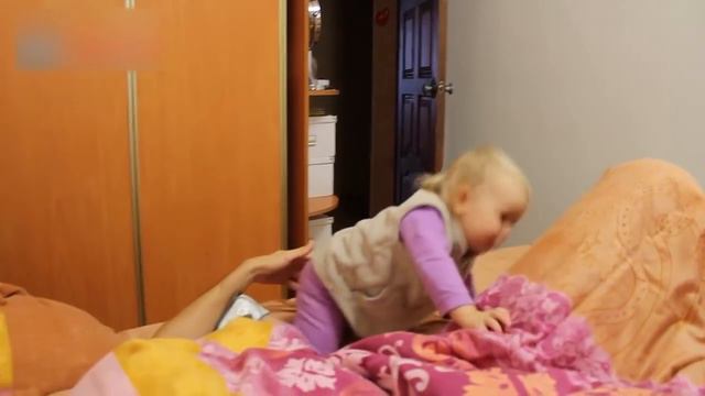 Ребёнок разговаривает на своём языке. Очень смешно! Смотреть до конца! смотреть онлайн