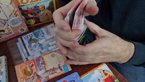 Нацбанк будет проводить замену старых 5000-х банкнот на новые, которые изображены на покерной колод