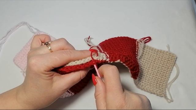 Необычные тапочки из остатков пряжи на спицах.Простые удобные и очень теплые тапочки.
