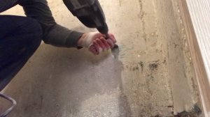 Очистка стен от старой краски.