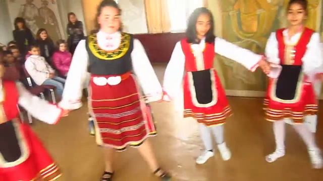 Весел хоровод