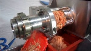 Обвалка куриных каркасов для получения фарша на сепараторе POSS