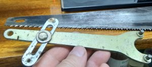 Разводка пилы. Простое приспособление с регулировкой.