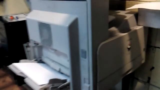 не тянет бумагу с лотка ручной подачи бумаги - замена Клатча Clutch смотреть онлайн