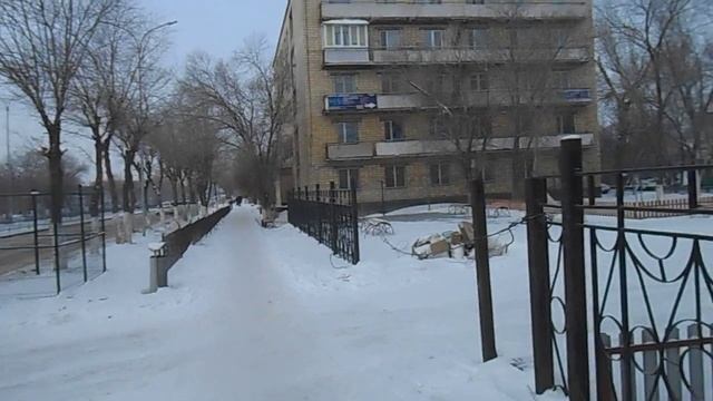 Вид на ДК Нового Майкудука с Архитектурной зимой 2021 года, детская площадка и хостел
