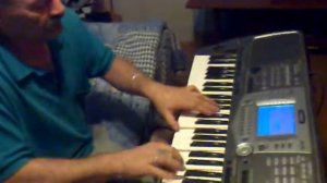 Игра на синтезаторе Yamaha PSR-1000