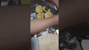 Картофель с салом в фольге на костре.