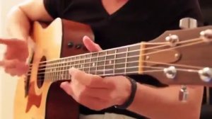 Парень очень круто играет на гитаре