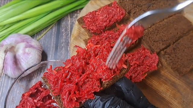 Брускетты с сельдью и свекольным салатиком!!!??? Bruschetta with herring and beet salad!!!??? смотреть онлайн