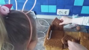 Пряничный домик. Как склеить пряничный домик. Вместе с мамой.
