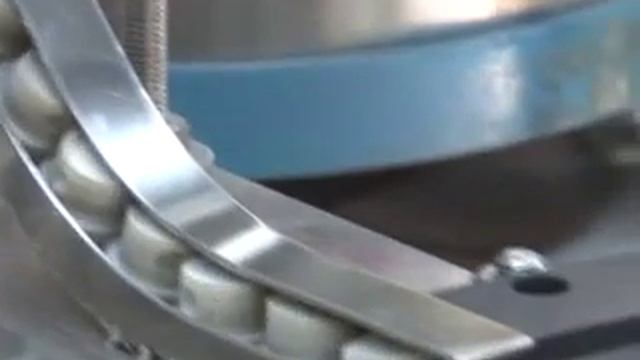 Машина автоматической установки распылителей на аэрозольный баллон смотреть онлайн