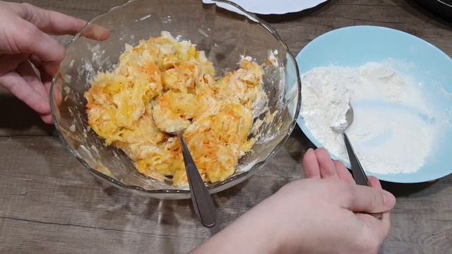 Pancakes from zucchini, carrots and onions. Оладьи из кабачков, моркови и лука. смотреть онлайн