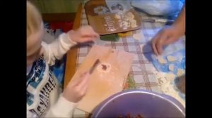 Домашний влог: Илюша учиться лепить пельмени.