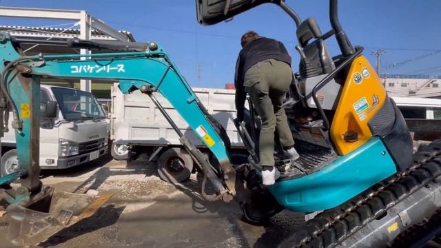 Как правильно заехать на минигрузовик на мини-экскаваторе