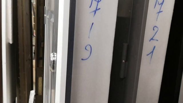 Импозантная входная дверь со стеклом в коттедж- воплощение современного стиля и  энергосбережения смотреть онлайн