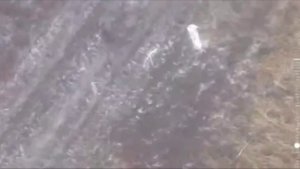 В Сети появилось видео отхода трех российских военных, за которыми гнались украинские квадрокоптеры.