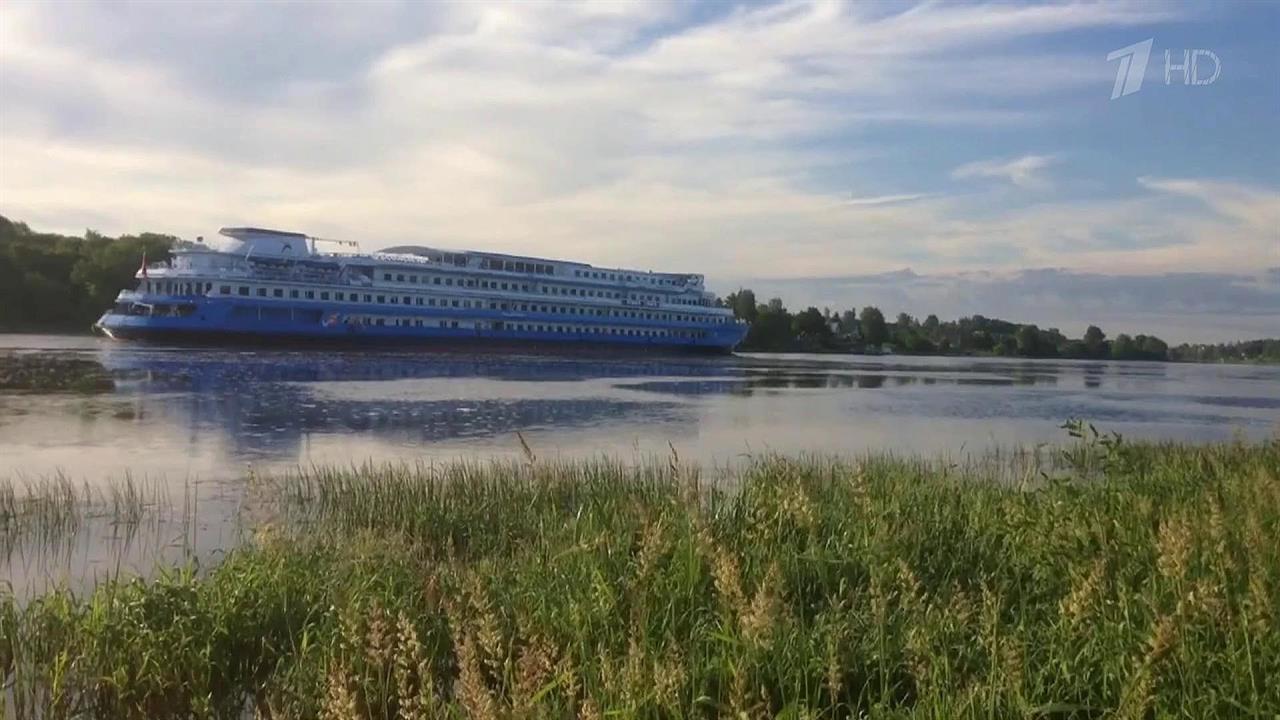 В оздоровительном туре на теплоходе "Лунная соната" отравились пассажиры и экипаж