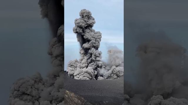 Самый активный вулкан в России Эбеко выбросил мощный столб пепла