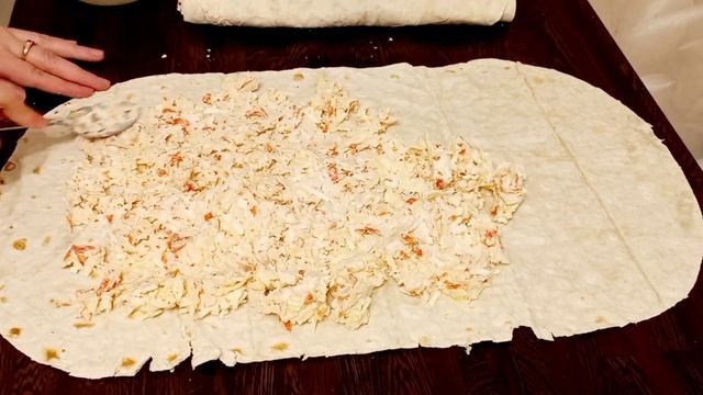 Вкусный и ароматный рулет с лавашом и крабовыми палочками.