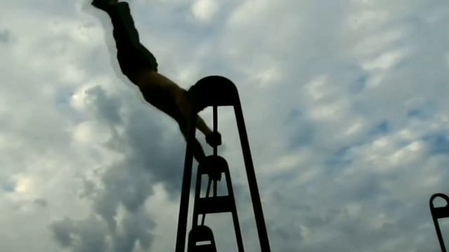 СЕВЕРОДОНЕЦК, забор с хорошими лозунгами. СПОРТ. Турник, брусья, бег. смотреть онлайн