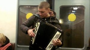 Талантливый музыкант баянист в электричке
