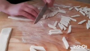 ГАЛУШКИ  С КУРИЦЕЙ/  картофельным и чесночным соусом.