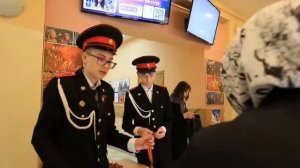 Кадеты раздавали в школе Георгиевские ленточки ученикам и учителям перед уроками.