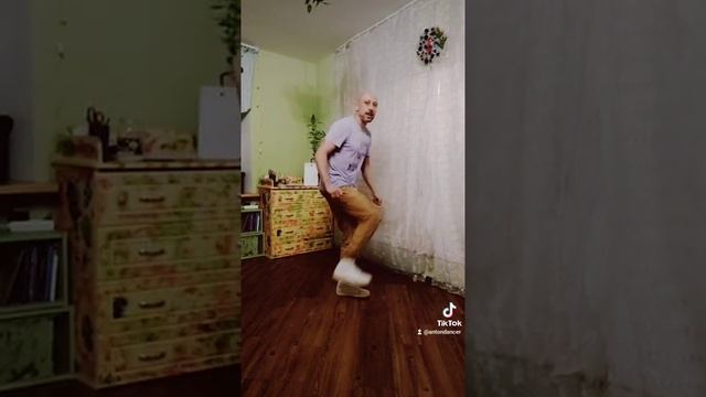 Мега крутое движение ногами. Обучалка танцам для новичков. Учим новые движения танца шаффл.