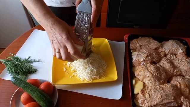 На луковой подушке запеченная   картошка с мясом!!!