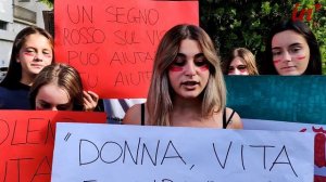 Segni rossi in viso per solidarietà alle donne iraniane: la 3sc del Vallisneri lancia la campagna