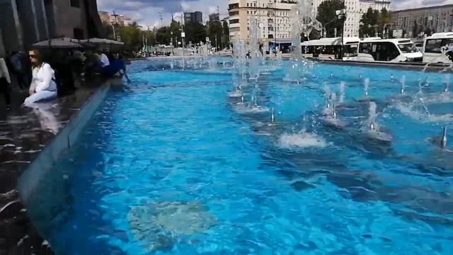 Москва. 30 июля 2023 года. Фонтан у Киевского вокзала смотреть онлайн