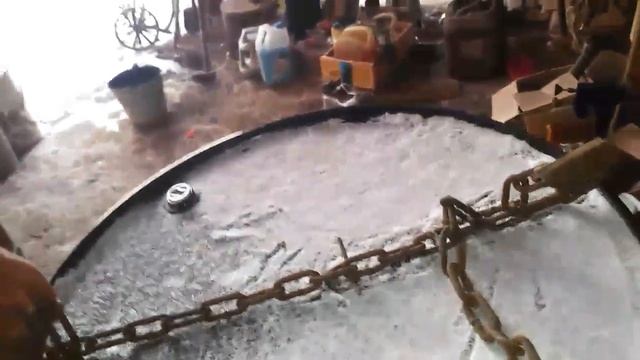 Как погрузить бочку. Самодельный захват для 200 литровой бочки смотреть онлайн
