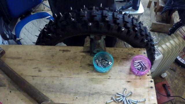 Шиповка мото резины дюбелем КАК ЗАШИПОВАТЬ РЕЗИНУ НА МОТОЦИКЛЕ на Motoland xr250 смотреть онлайн