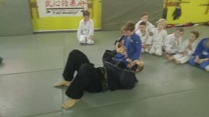 Удержание со стороны головы   ками осае