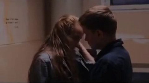 Поцелуй парня и девушки.