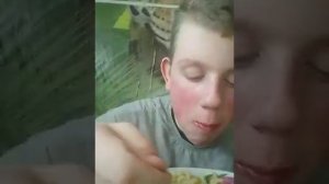 Я ем лапшу с кабачками