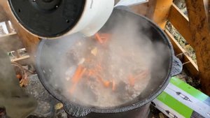Готовим в казане: тушеная лосятина с картошкой + бонус: лосиная печенка на садже.