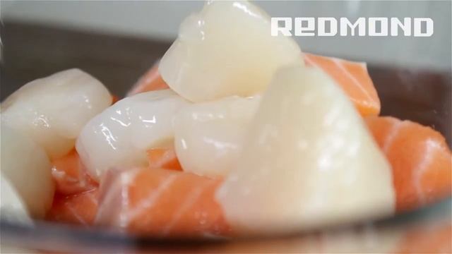 Шашлык из морепродуктов в электрошашлычнице REDMOND RBQ-0251 смотреть онлайн