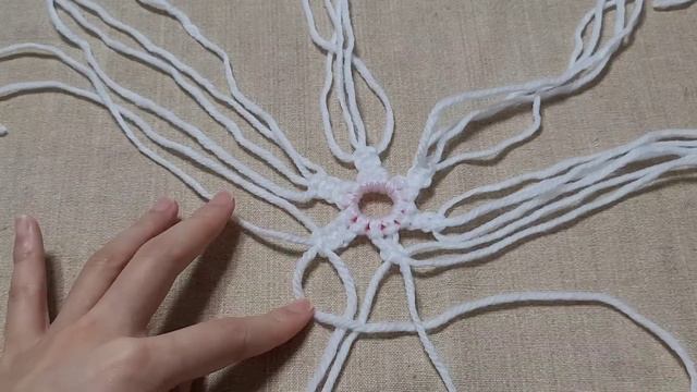Did a INCREDIBLE job with plastic bottle cap ring, yarn. You'll love this super idea. DIY recycling