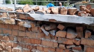 Причины разрушения и ремонт цокольной штукатурки