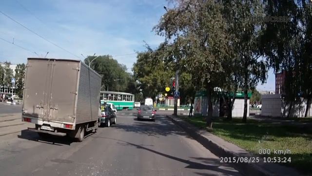 Достал пистолет и начал стрелять. Неадекватный водитель. смотреть онлайн