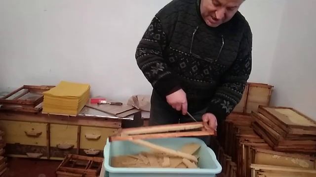 Что делает пчеловод когда есть своя вощина. смотреть онлайн