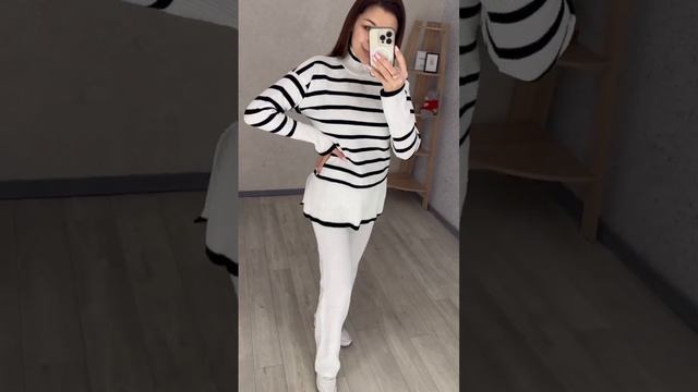 Жіночий стильний теплий прогулянковий костюм в смужку - кофта і штани - чорно/білий смотреть онлайн